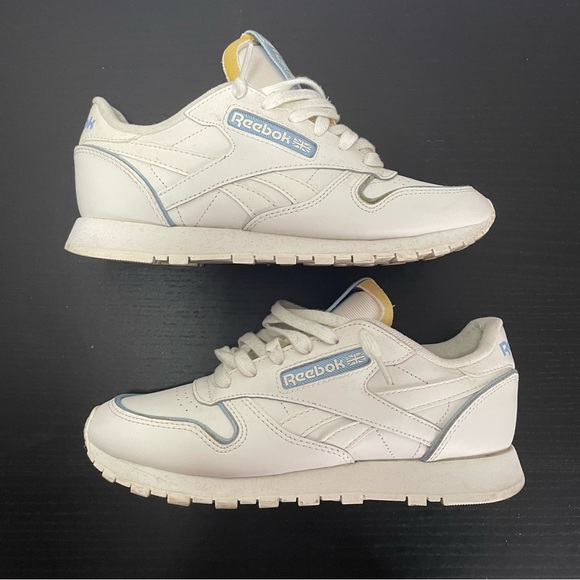 Reebok Women's Classic Leather Chalk/Washed Indigo Sneakers Size 7W - Picture 1 of 5